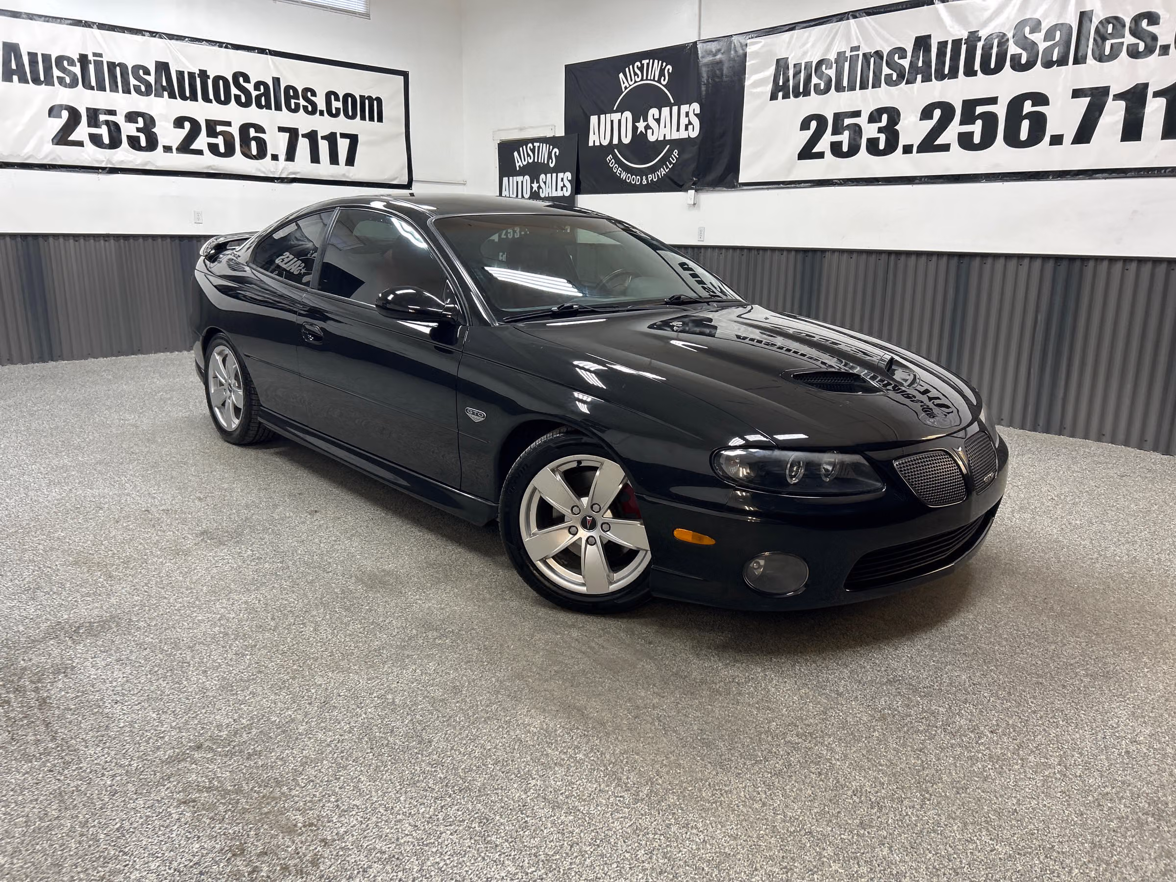 2005 Pontiac GTO Base Image 1