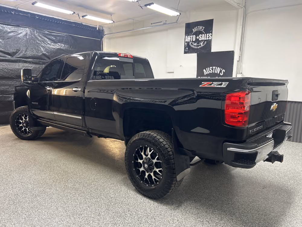2015 Chevrolet Silverado 3500HD LTZ Crew Cab Image 4