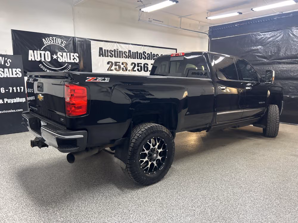 2015 Chevrolet Silverado 3500HD LTZ Crew Cab Image 6