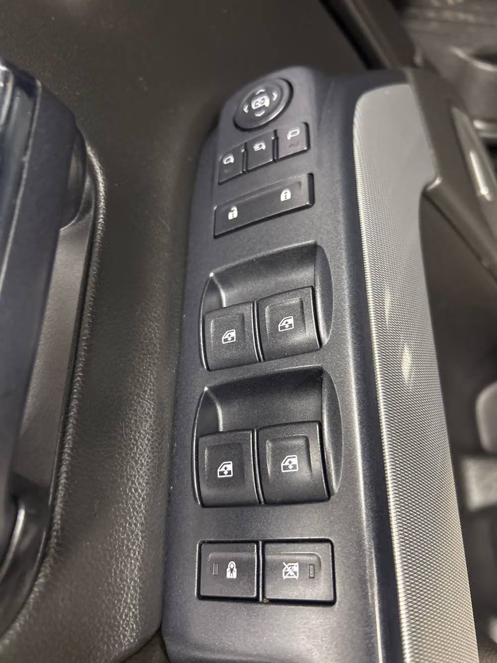 2015 Chevrolet Silverado 3500HD LTZ Crew Cab Image 9
