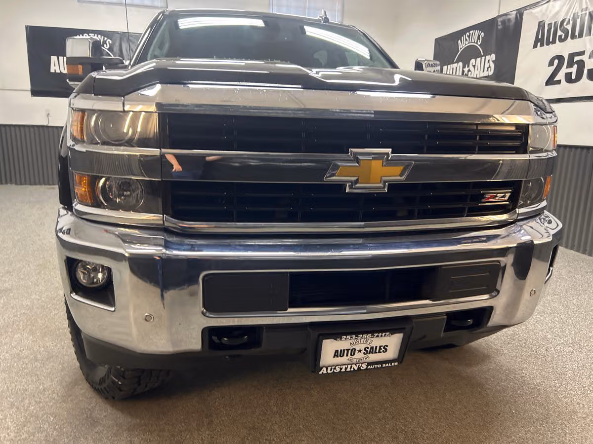 2015 Chevrolet Silverado 3500HD LTZ Crew Cab Image 2