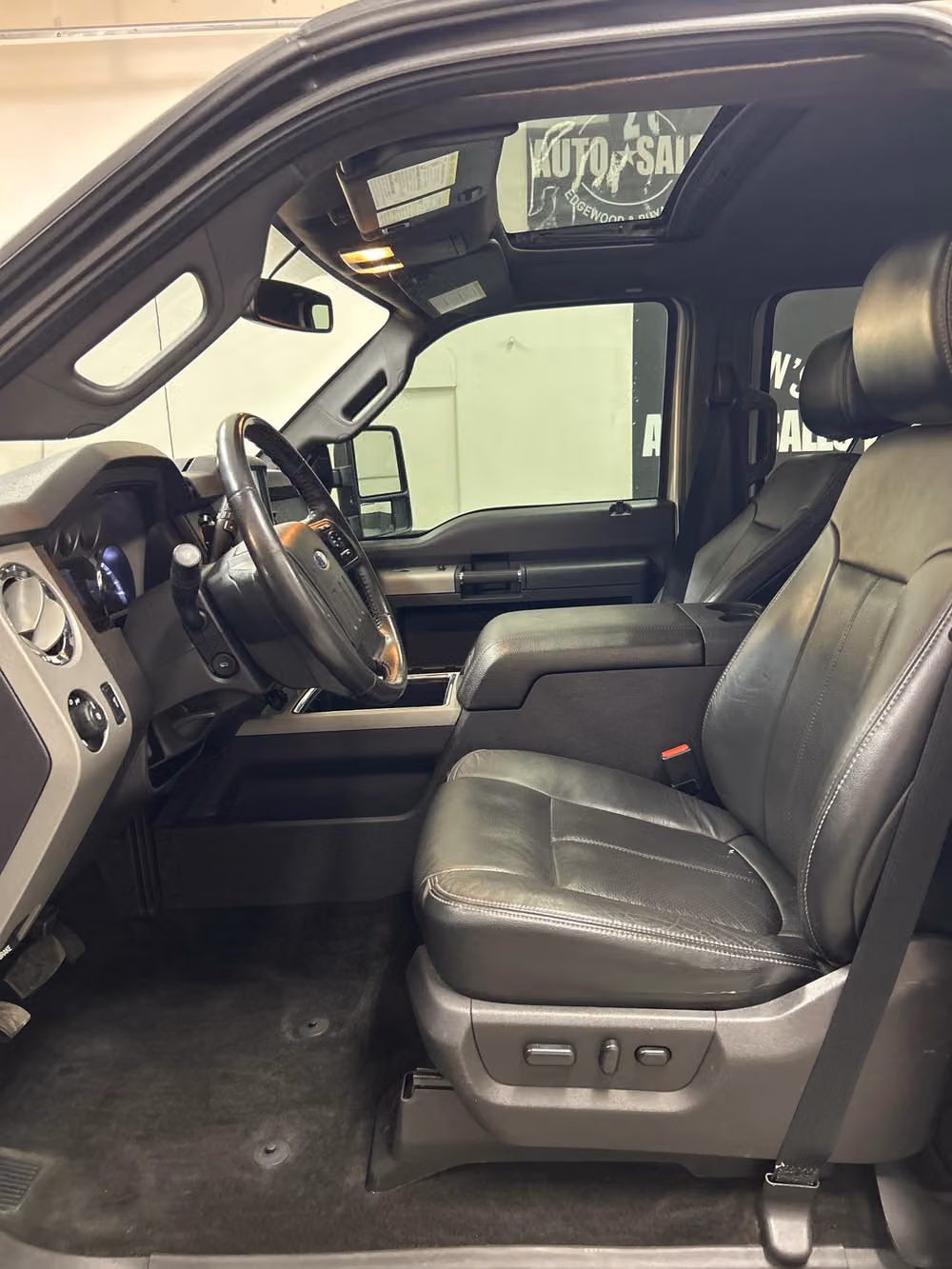 2016 Ford F-350 Super Duty Lariat Crew Cab Image 7