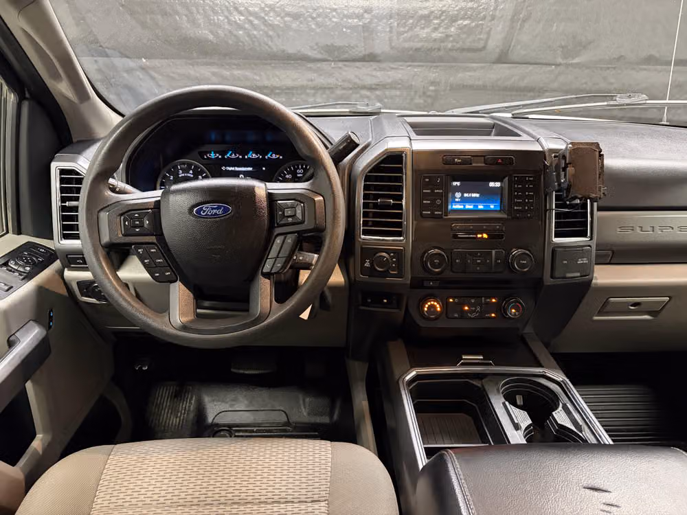 2018 Ford F-350 Super Duty XLT Crew Cab Image 10