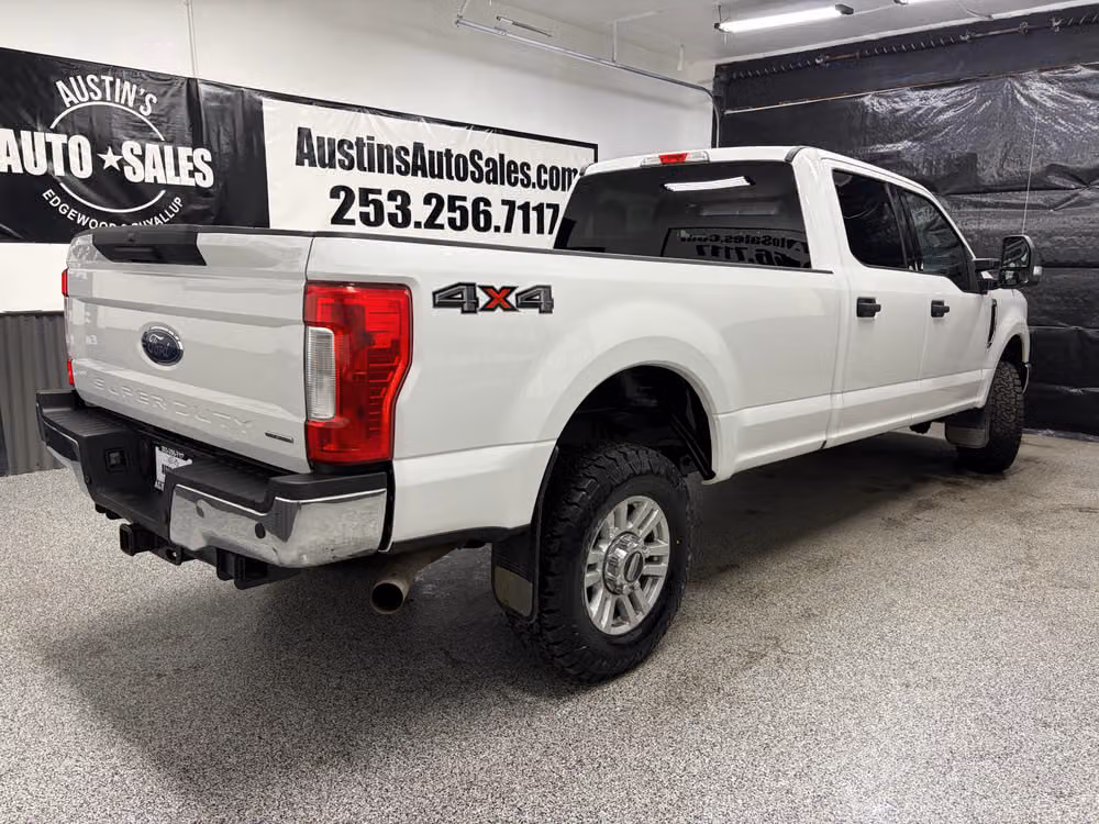 2018 Ford F-350 Super Duty XLT Crew Cab Image 3