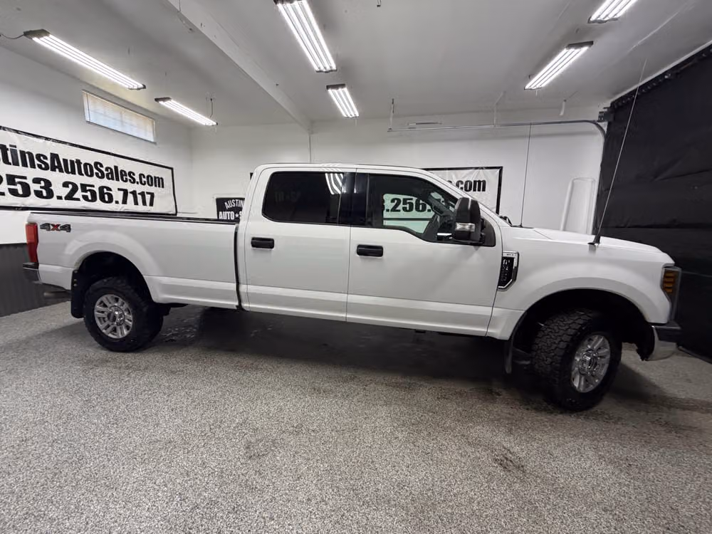 2018 Ford F-350 Super Duty XLT Crew Cab Image 2