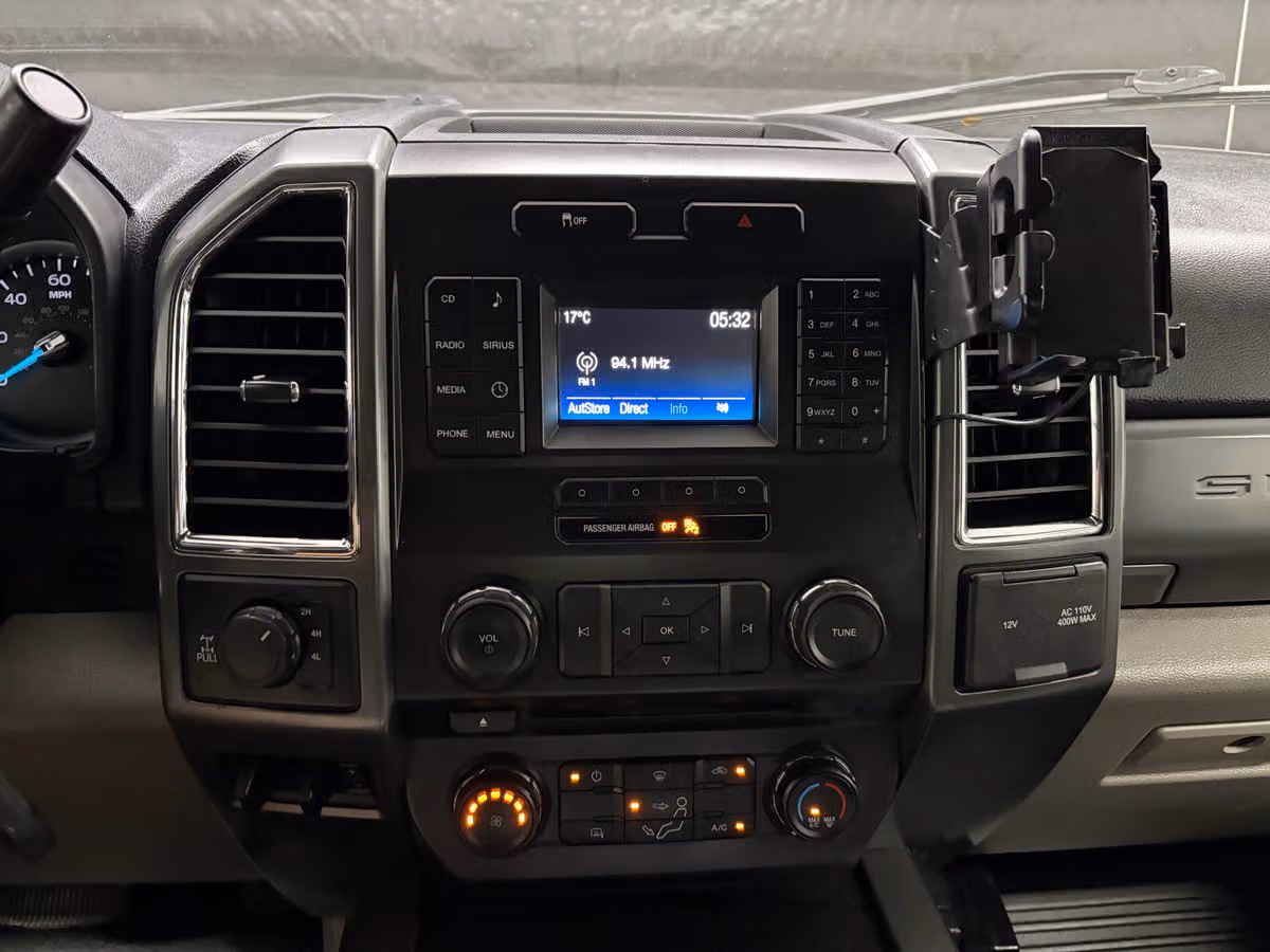 2018 Ford F-350 Super Duty XLT Crew Cab Image 13