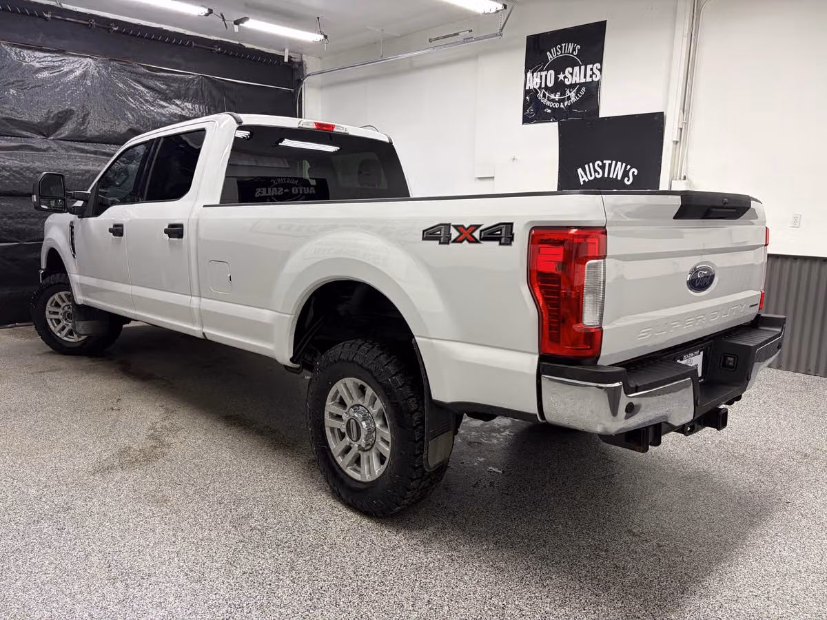 2018 Ford F-350 Super Duty XLT Crew Cab Image 8