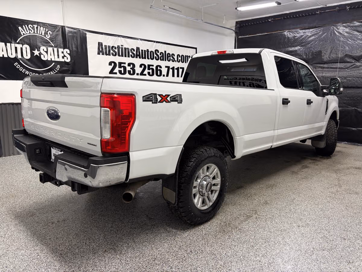 2018 Ford F-350 Super Duty XLT Crew Cab Image 3