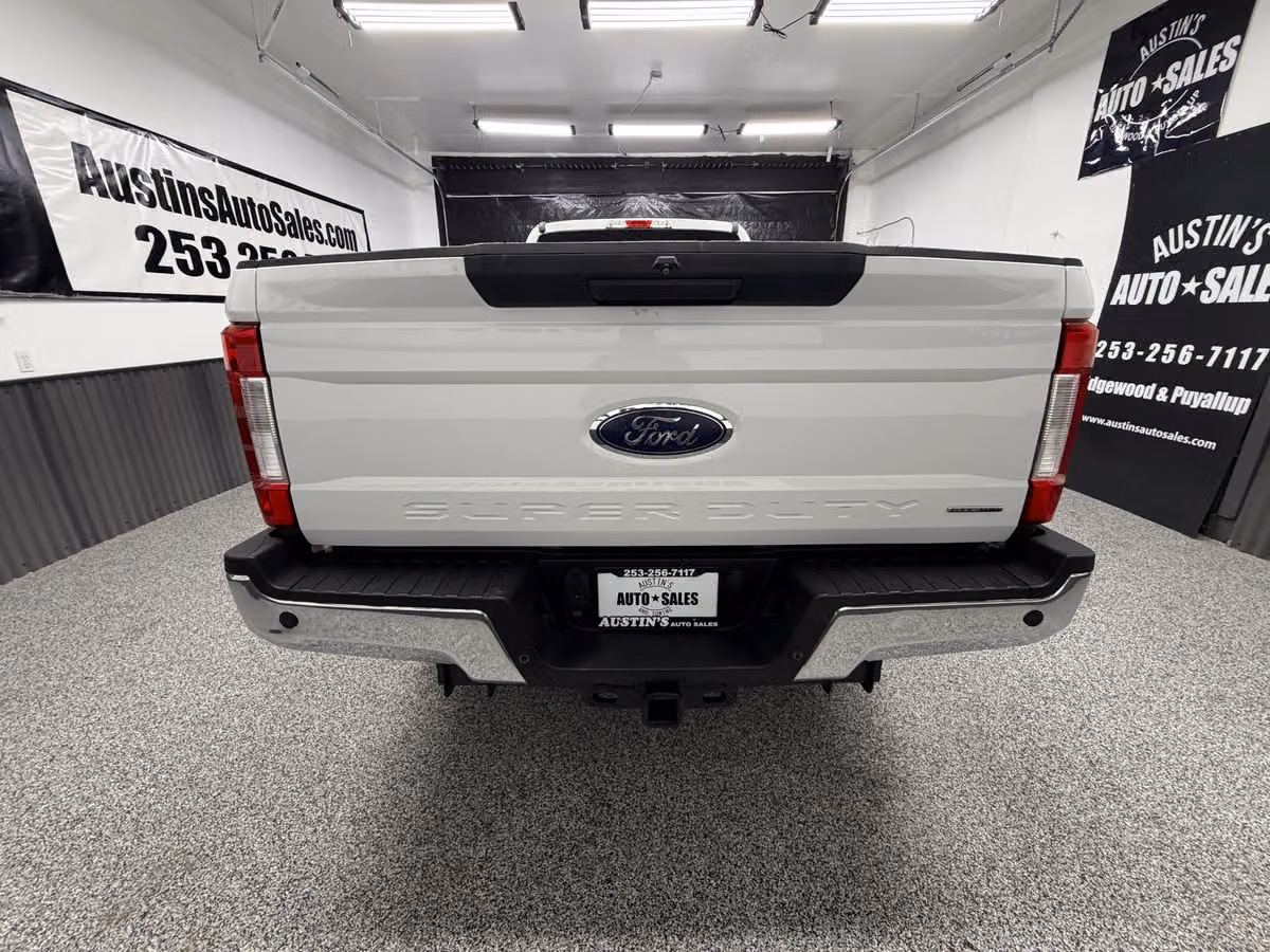 2018 Ford F-350 Super Duty XLT Crew Cab Image 4
