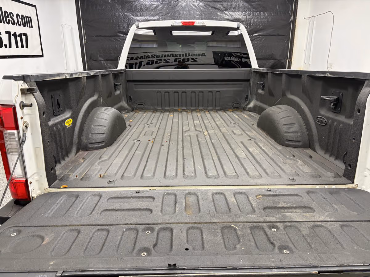 2018 Ford F-350 Super Duty XLT Crew Cab Image 19