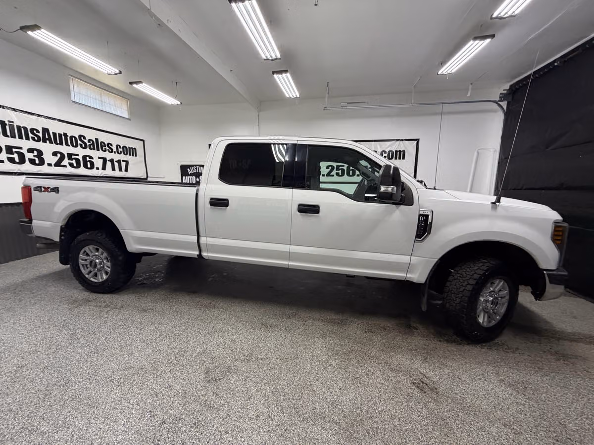 2018 Ford F-350 Super Duty XLT Crew Cab Image 2