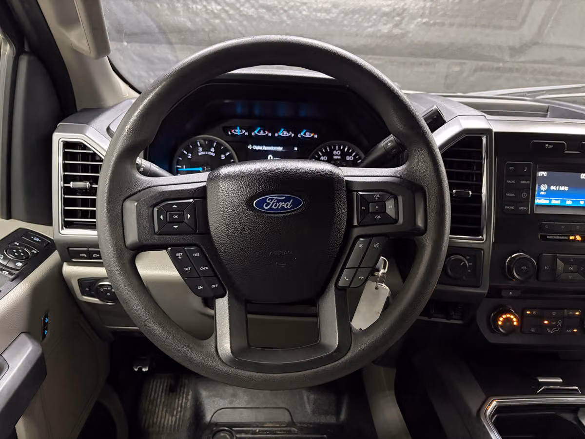 2018 Ford F-350 Super Duty XLT Crew Cab Image 11