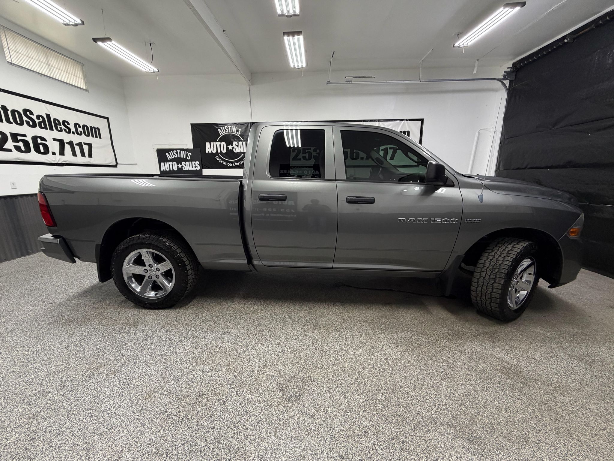 Mineral Gray Metallic Clear Coat 2012 RAM 1500 Pickup Truck Four-Wheel Drive Automatic