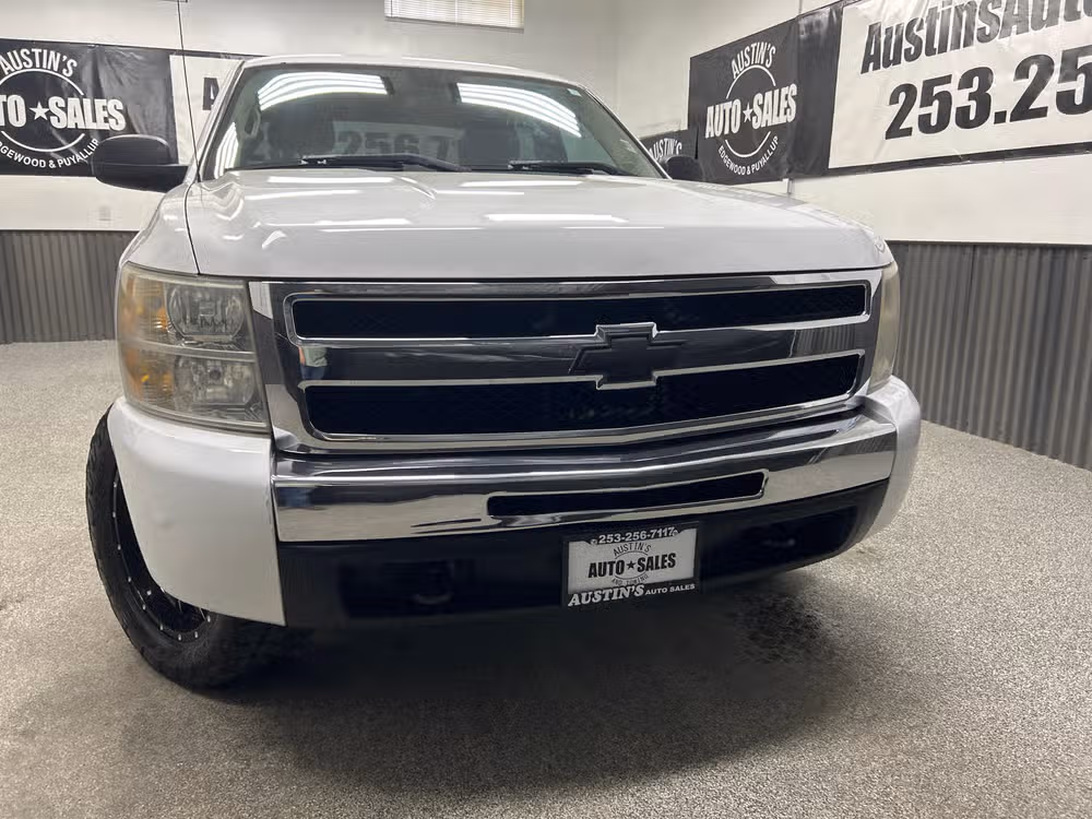 2011 Chevrolet Silverado 1500 LT Crew Cab Image 2