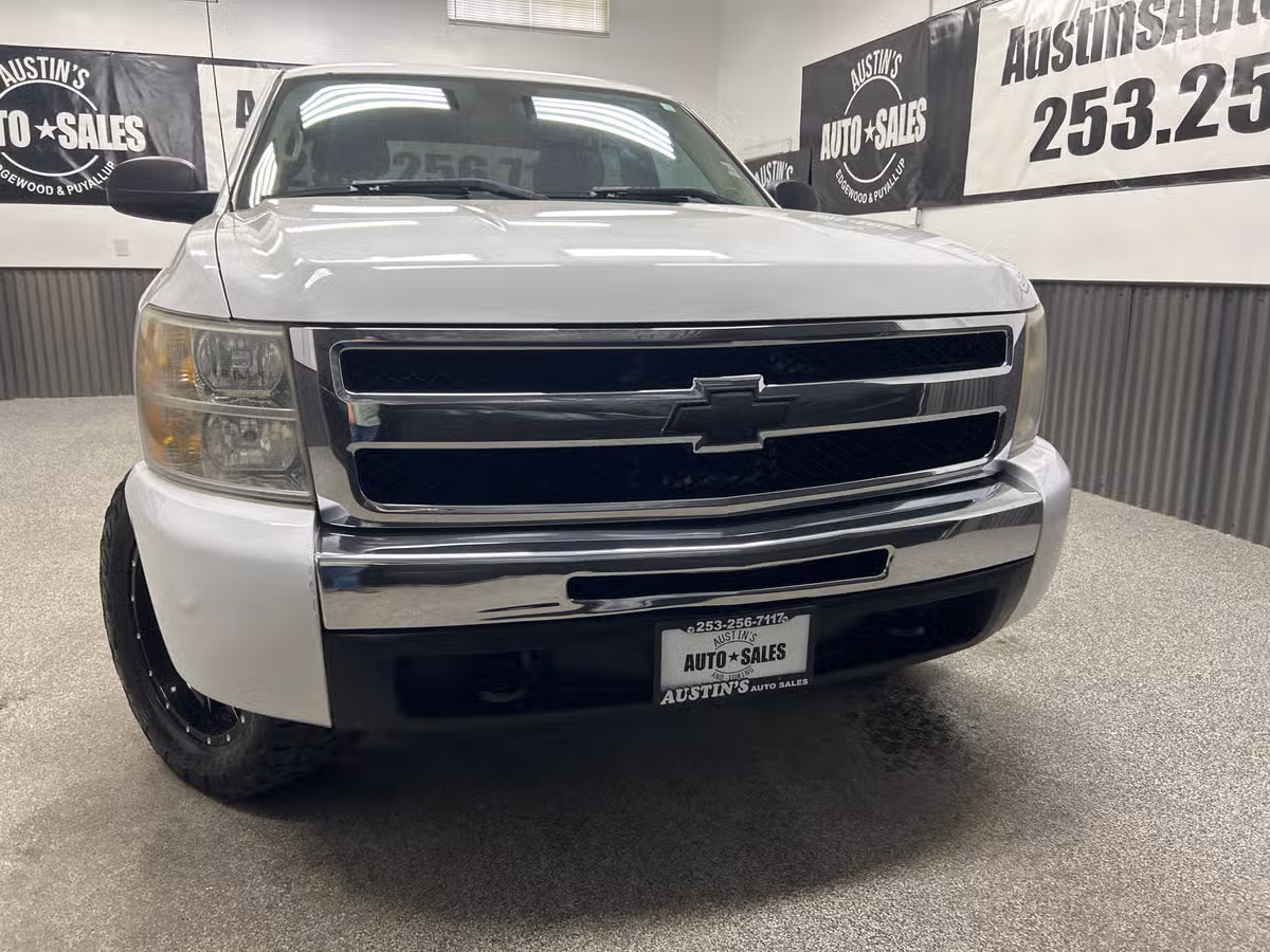 2011 Chevrolet Silverado 1500 LT Crew Cab Image 2