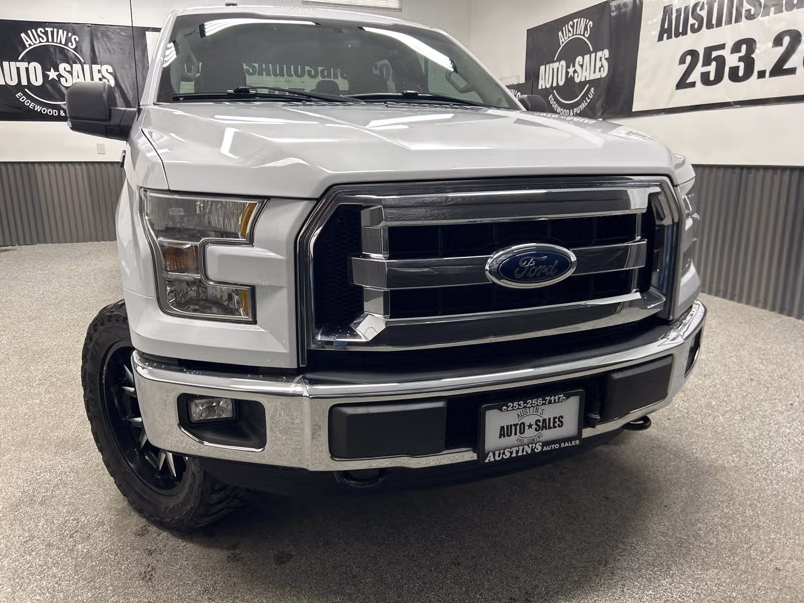 2016 Ford F-150 XLT SuperCrew Upper Image 2