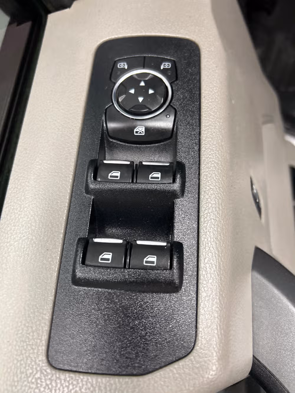 2016 Ford F-150 XLT SuperCrew Image 9