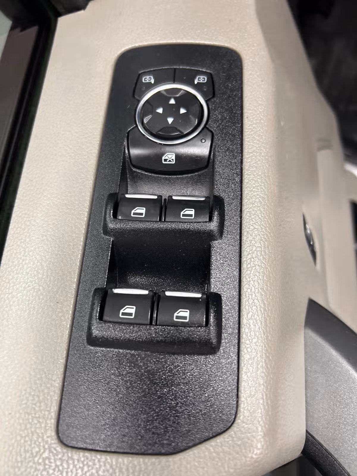 2016 Ford F-150 XLT SuperCrew Image 9