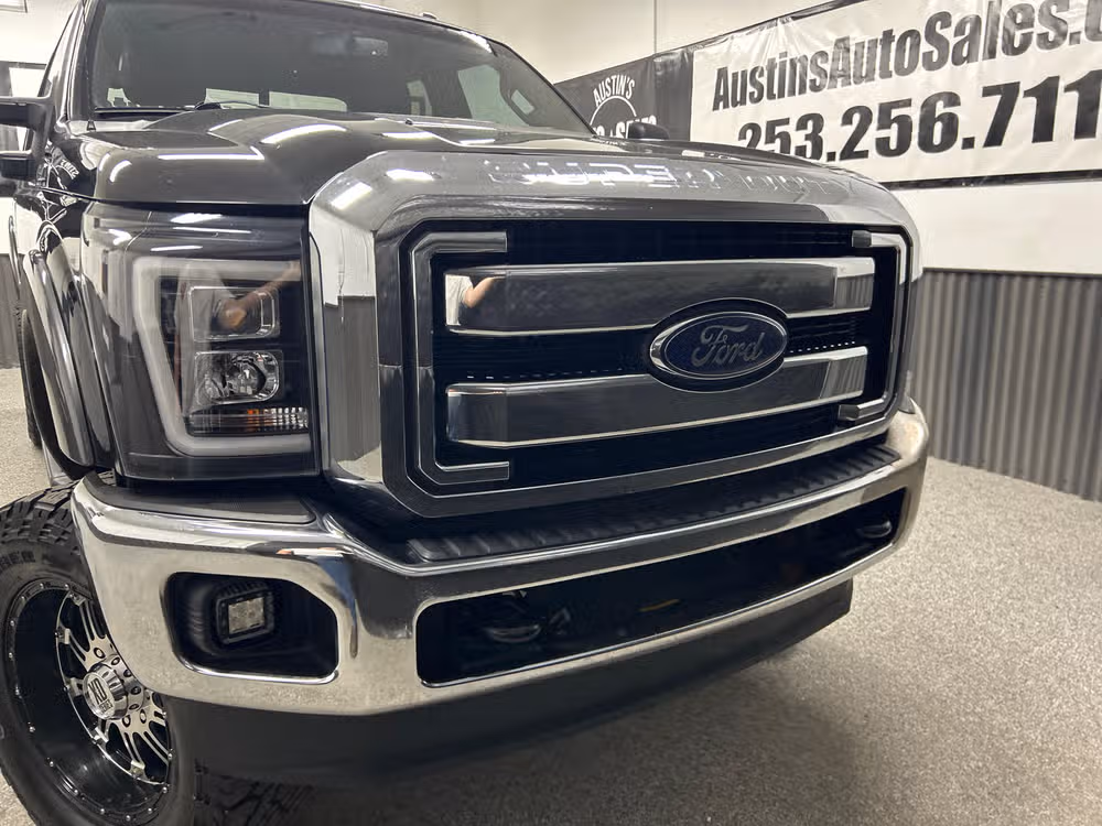 2015 Ford F-350 Super Duty Lariat Crew Cab Image 2