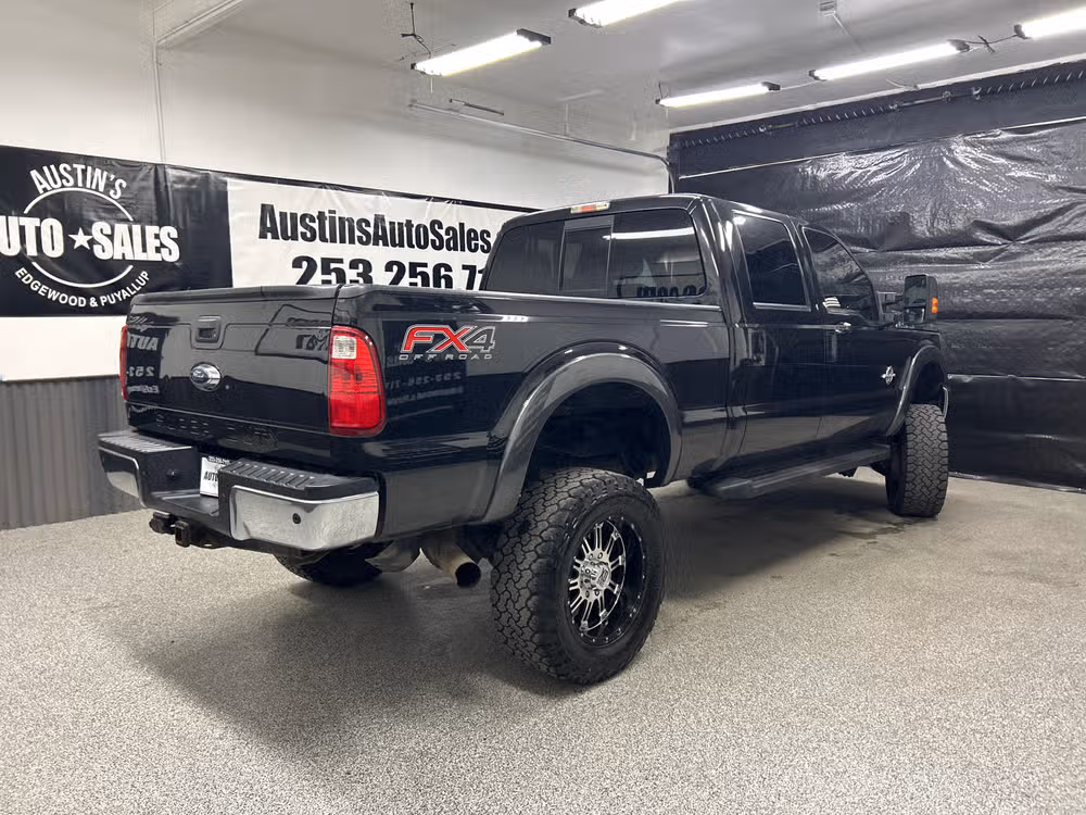 2015 Ford F-350 Super Duty Lariat Crew Cab Image 6