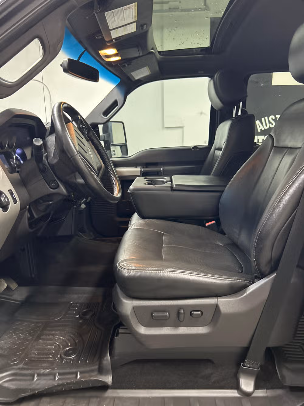 2015 Ford F-350 Super Duty Lariat Crew Cab Image 8