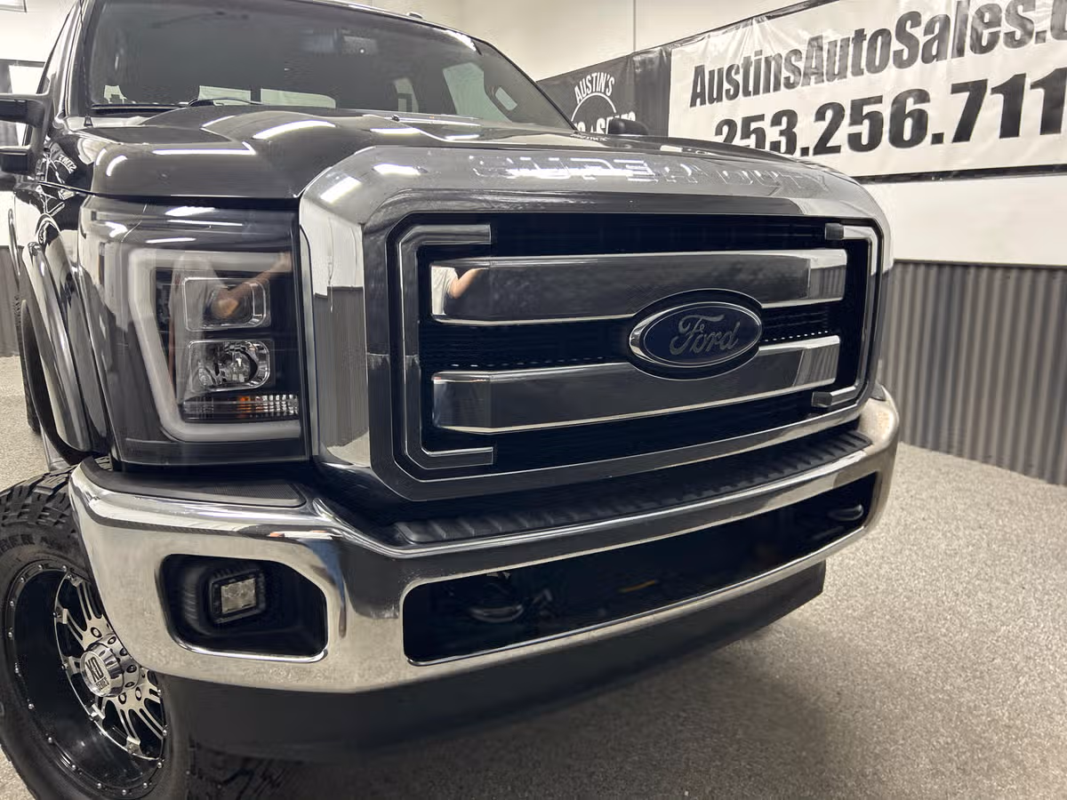 2015 Ford F-350 Super Duty Lariat Crew Cab Image 2