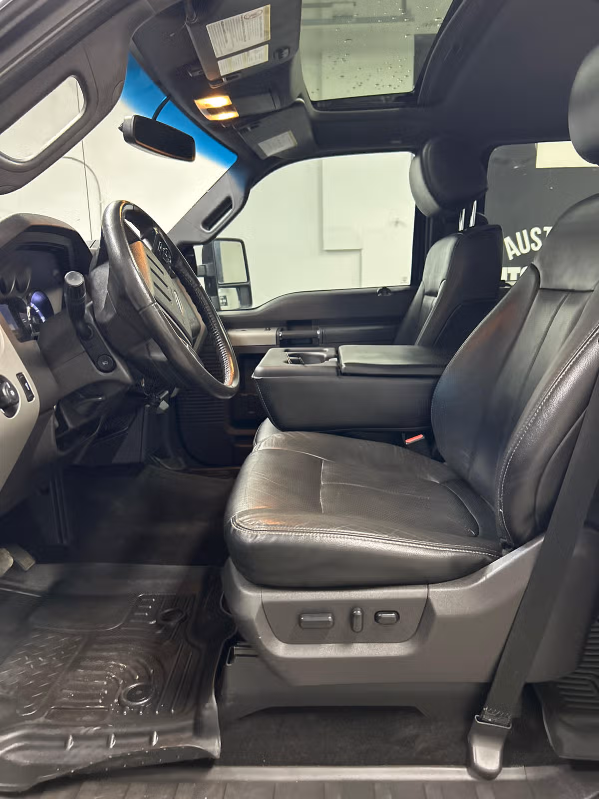 2015 Ford F-350 Super Duty Lariat Crew Cab Image 8