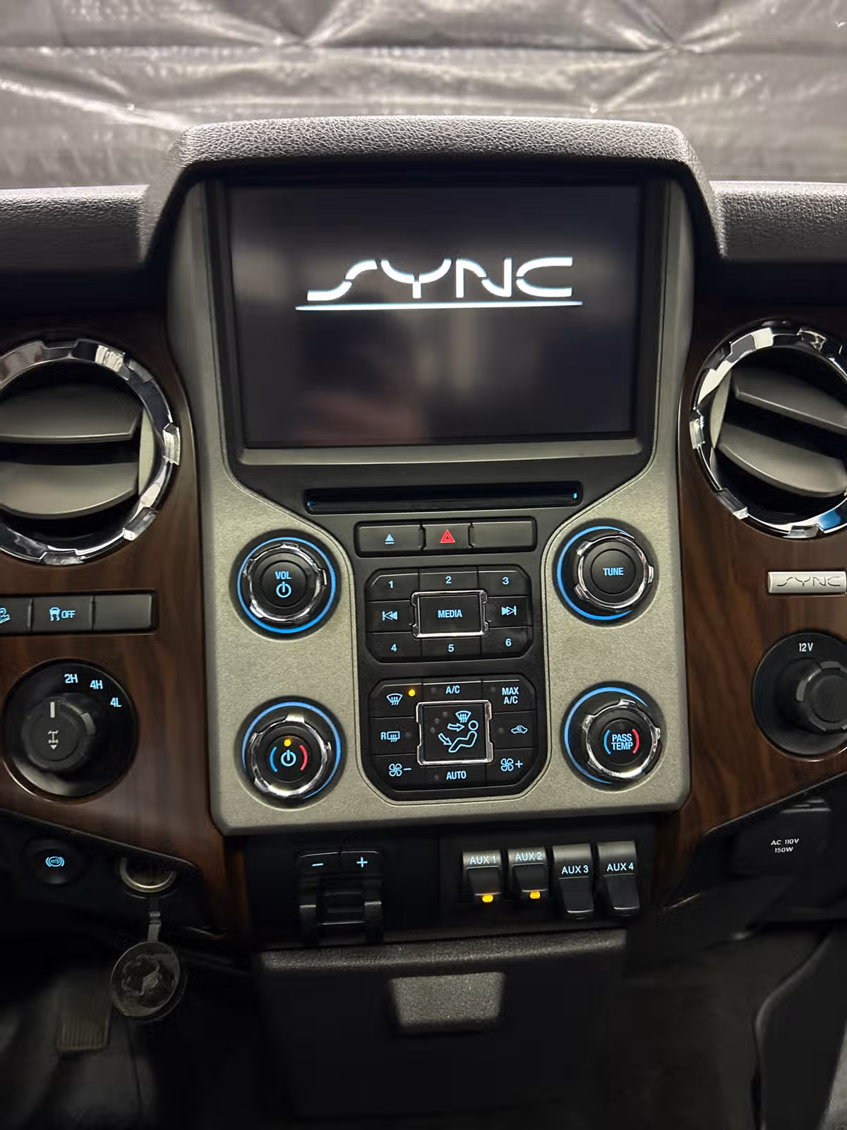 2015 Ford F-350 Super Duty Lariat Crew Cab Image 15