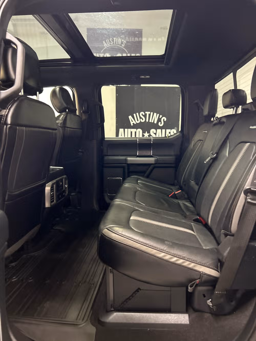 2019 Ford F-350 Super Duty Platinum Crew Cab Image 10