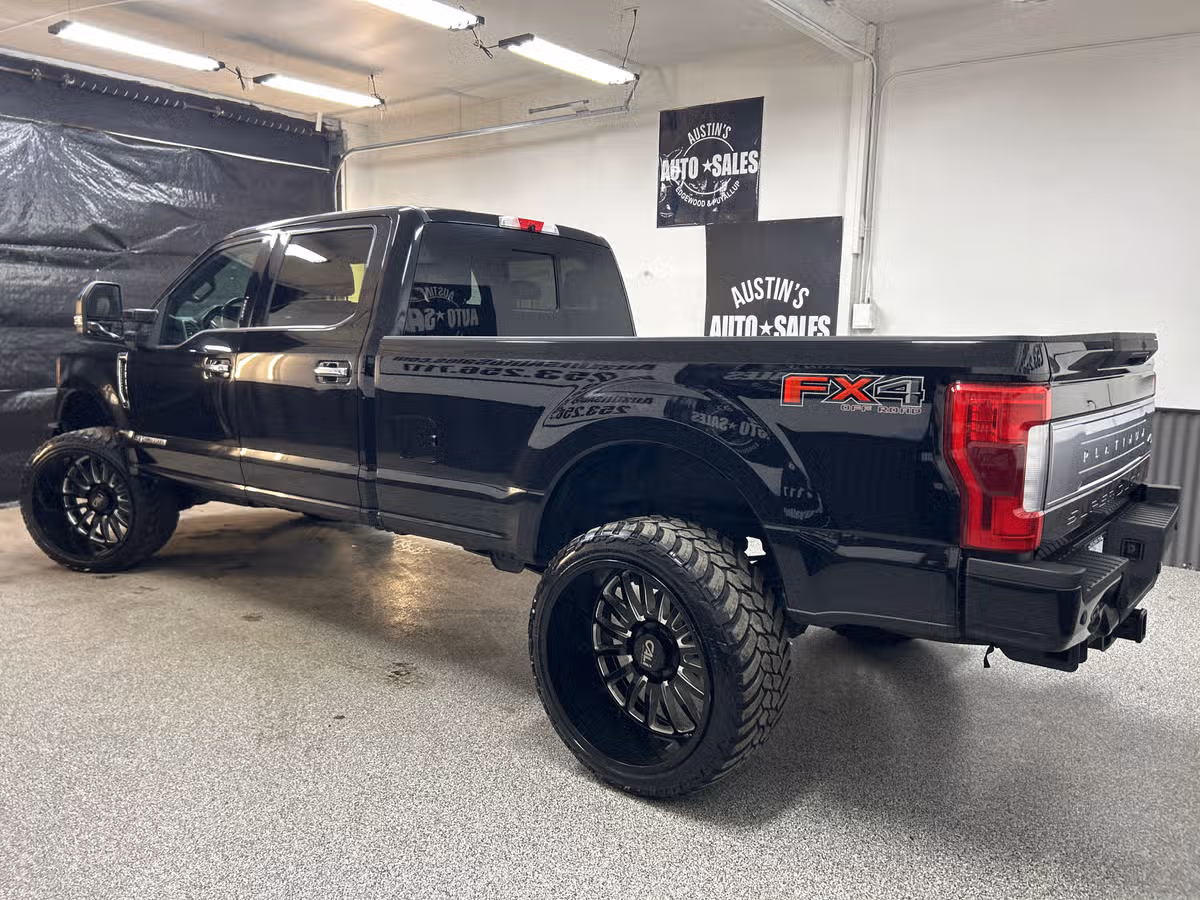 2019 Ford F-350 Super Duty Platinum Crew Cab Image 4