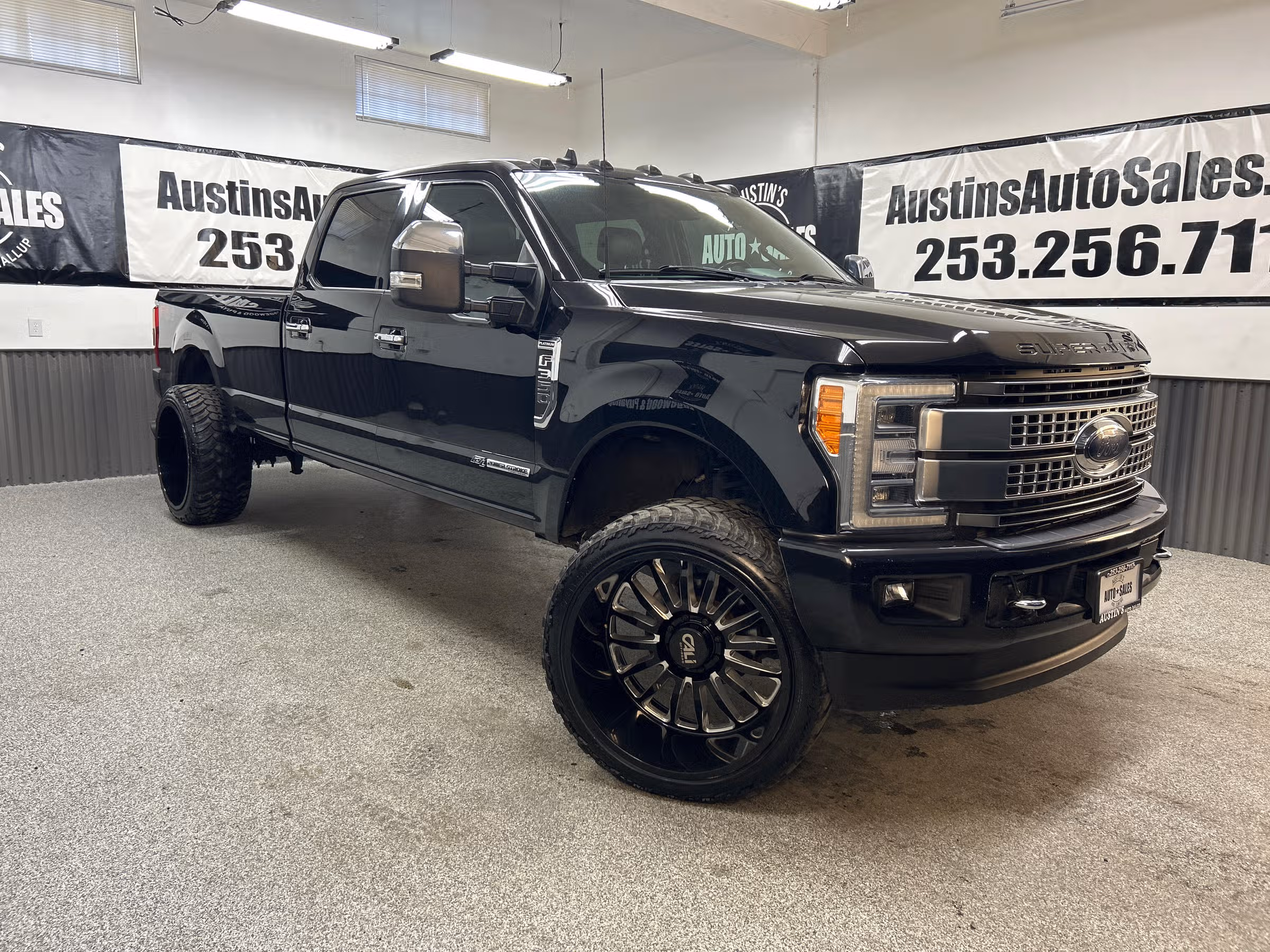 2019 Ford F-350 Super Duty Platinum Crew Cab Image 1