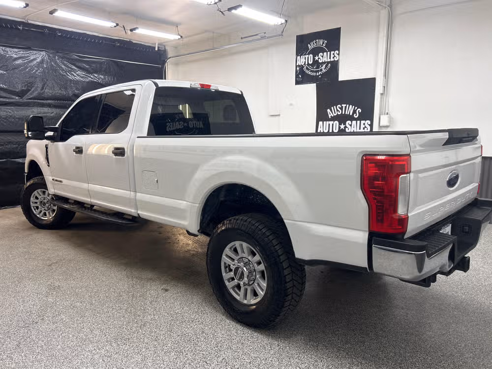 2018 Ford F-350 Super Duty XLT Crew Cab Lower Image 3