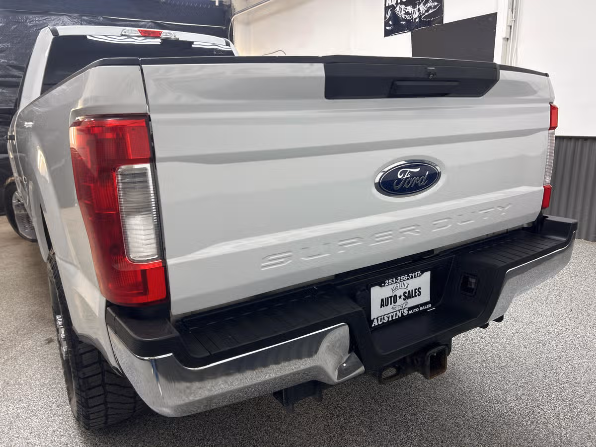2018 Ford F-350 Super Duty XLT Crew Cab Image 6