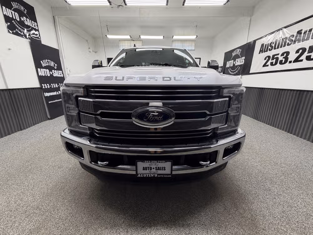 2019 Ford F-350 Super Duty Lariat Crew Cab Lower Image 3