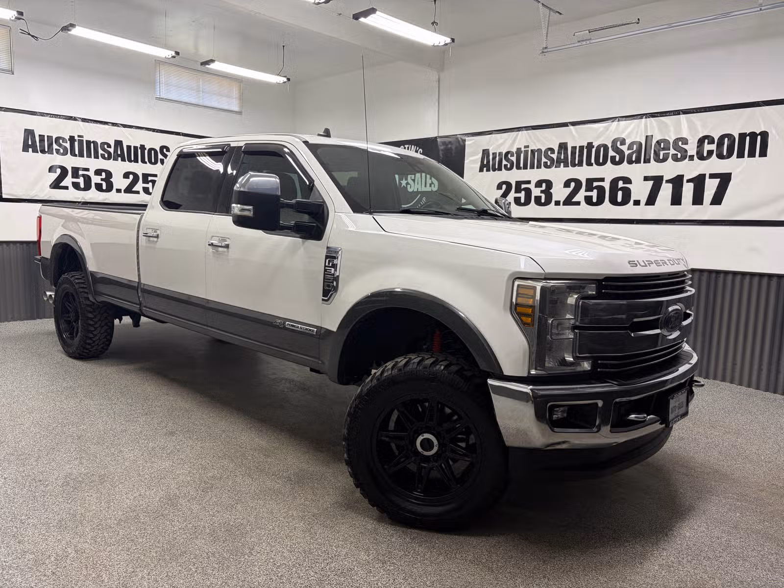 2019 Ford F-350 Super Duty Lariat Crew Cab Upper Image 1