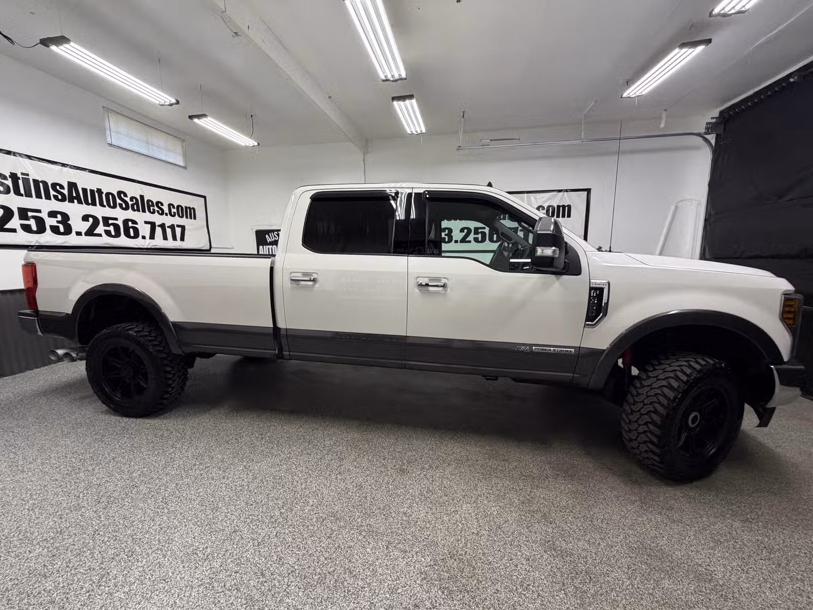 2019 Ford F-350 Super Duty Lariat Crew Cab Upper Image 2