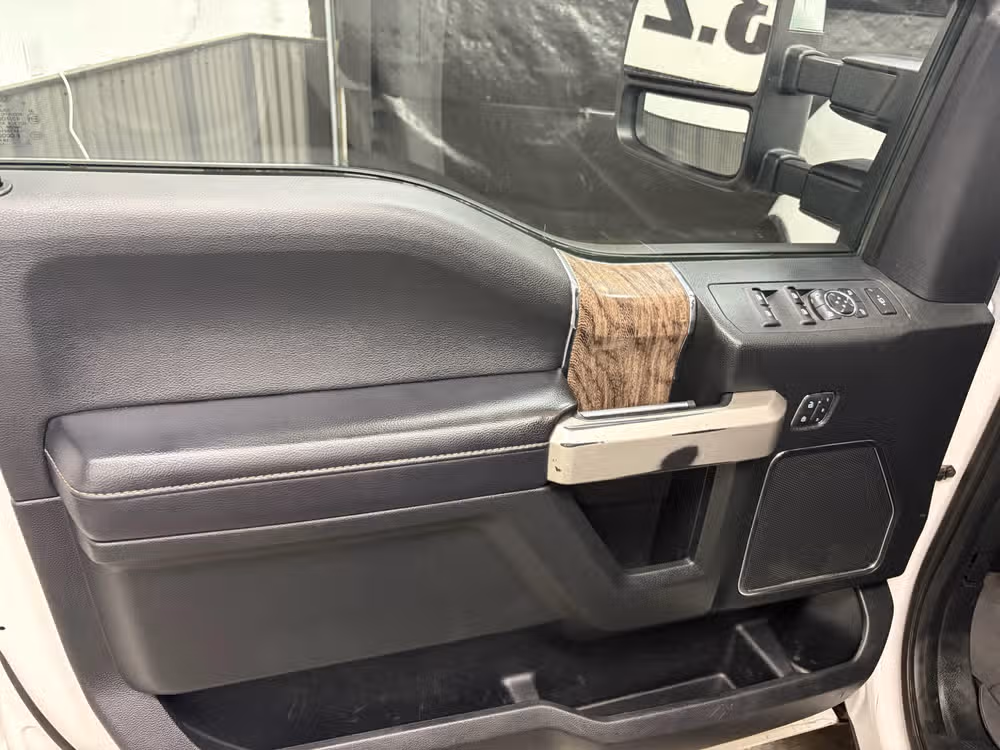 2019 Ford F-350 Super Duty Lariat Crew Cab Image 18