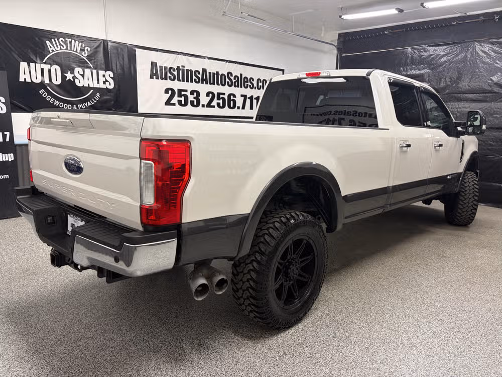 2019 Ford F-350 Super Duty Lariat Crew Cab Image 3