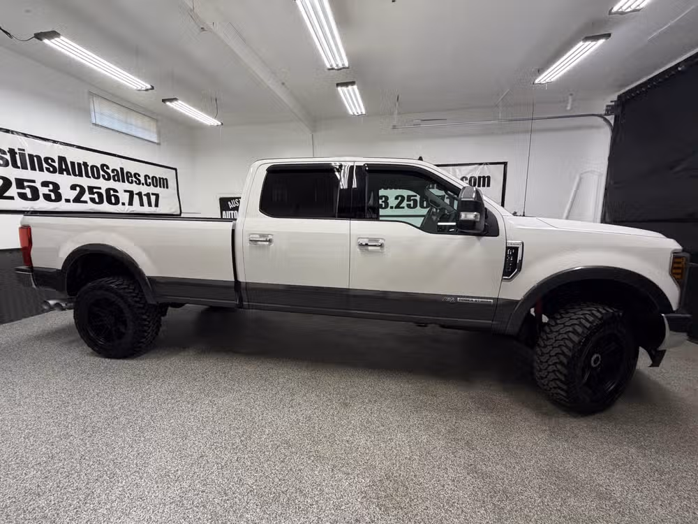 2019 Ford F-350 Super Duty Lariat Crew Cab Image 2