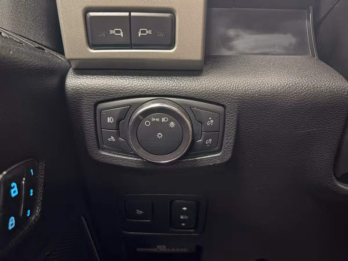 2019 Ford F-350 Super Duty Lariat Crew Cab Image 17