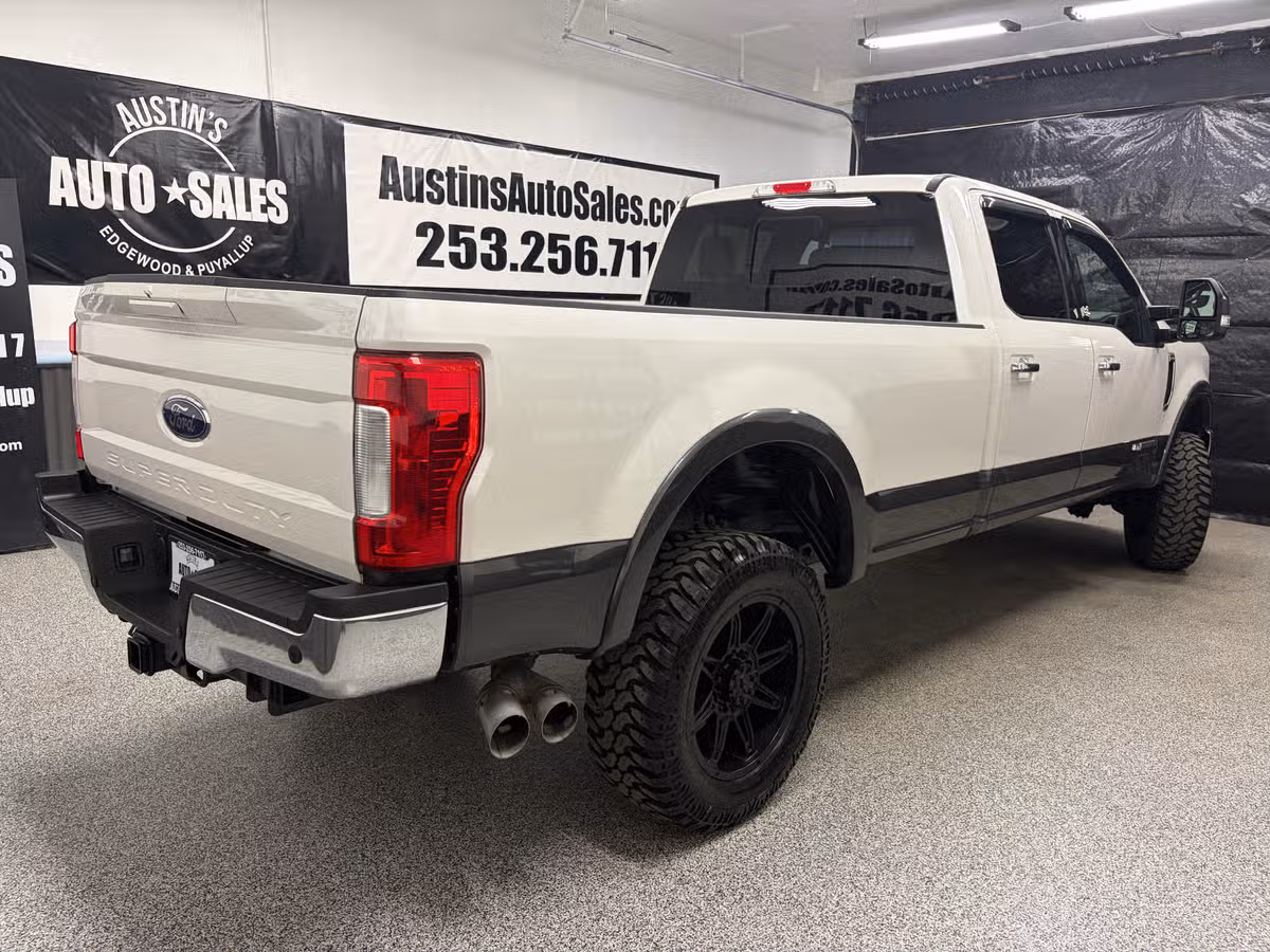2019 Ford F-350 Super Duty Lariat Crew Cab Image 3