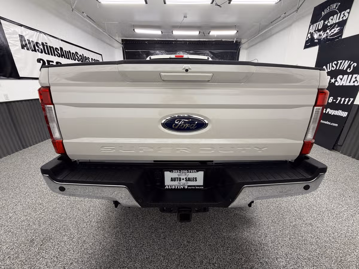 2019 Ford F-350 Super Duty Lariat Crew Cab Image 4