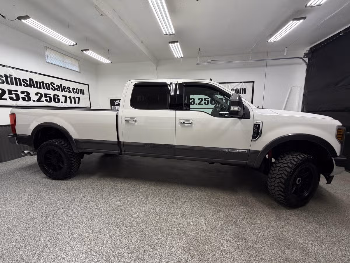 2019 Ford F-350 Super Duty Lariat Crew Cab Image 2