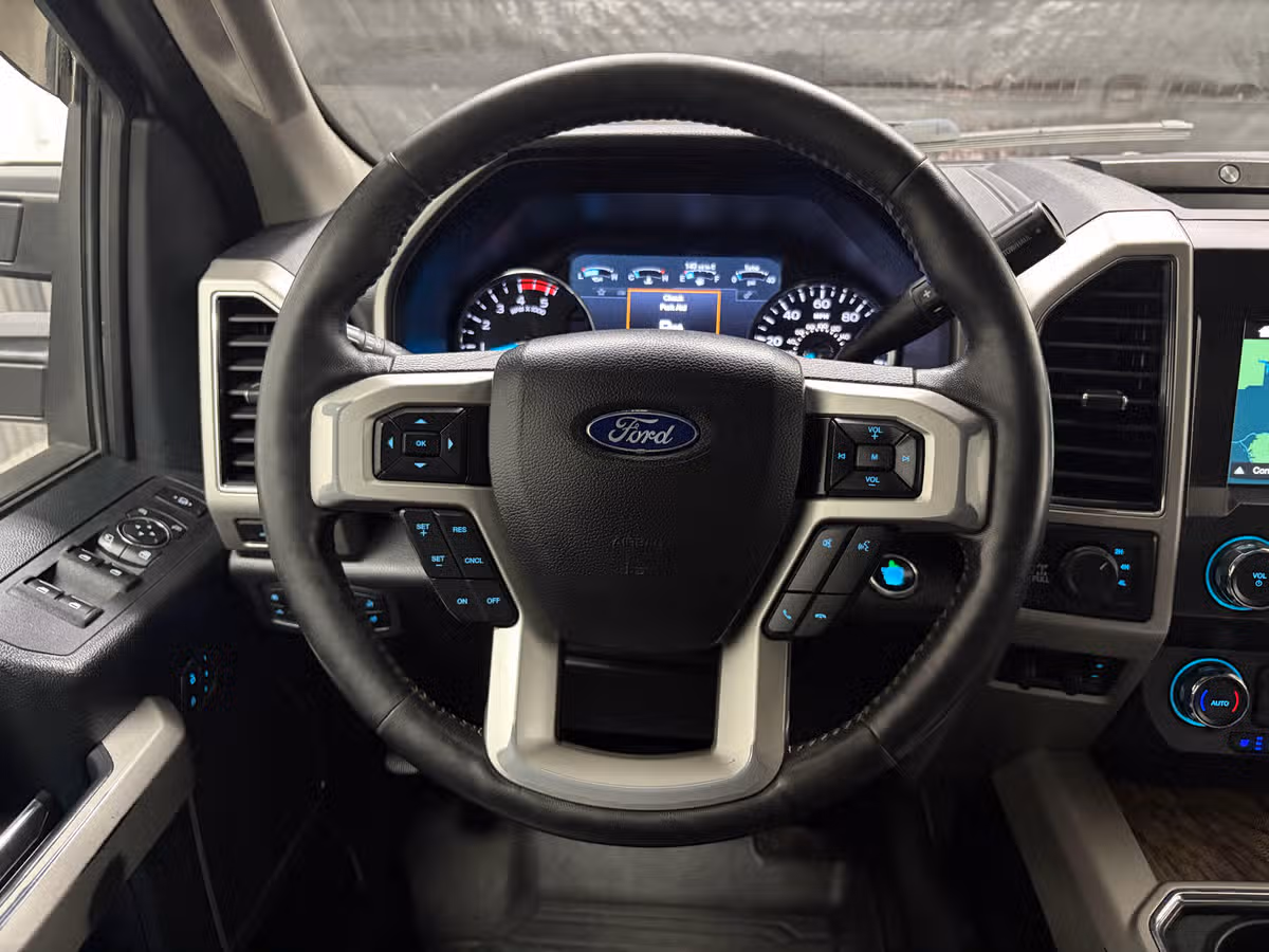 2019 Ford F-350 Super Duty Lariat Crew Cab Image 12
