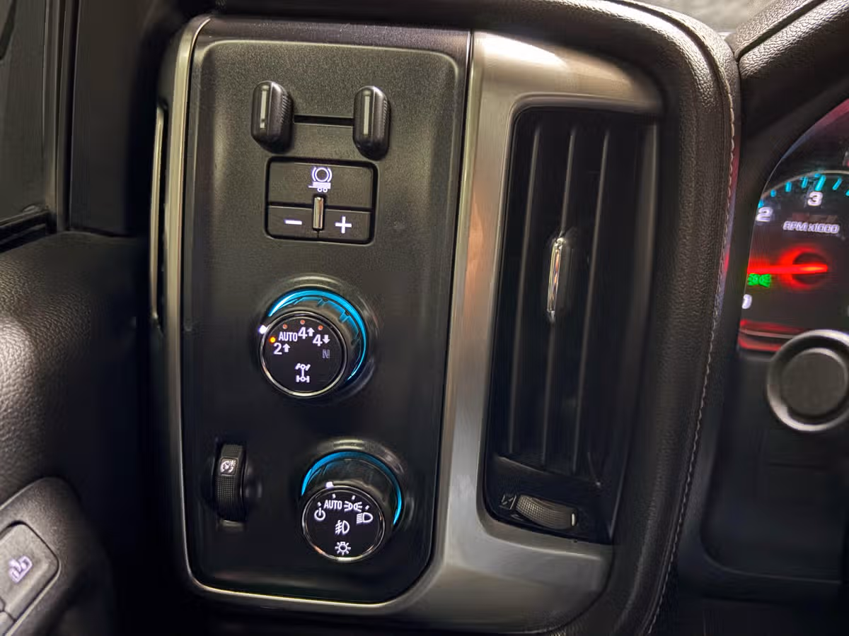 2018 Chevrolet Silverado 1500 LTZ Z71 Crew Cab Image 18