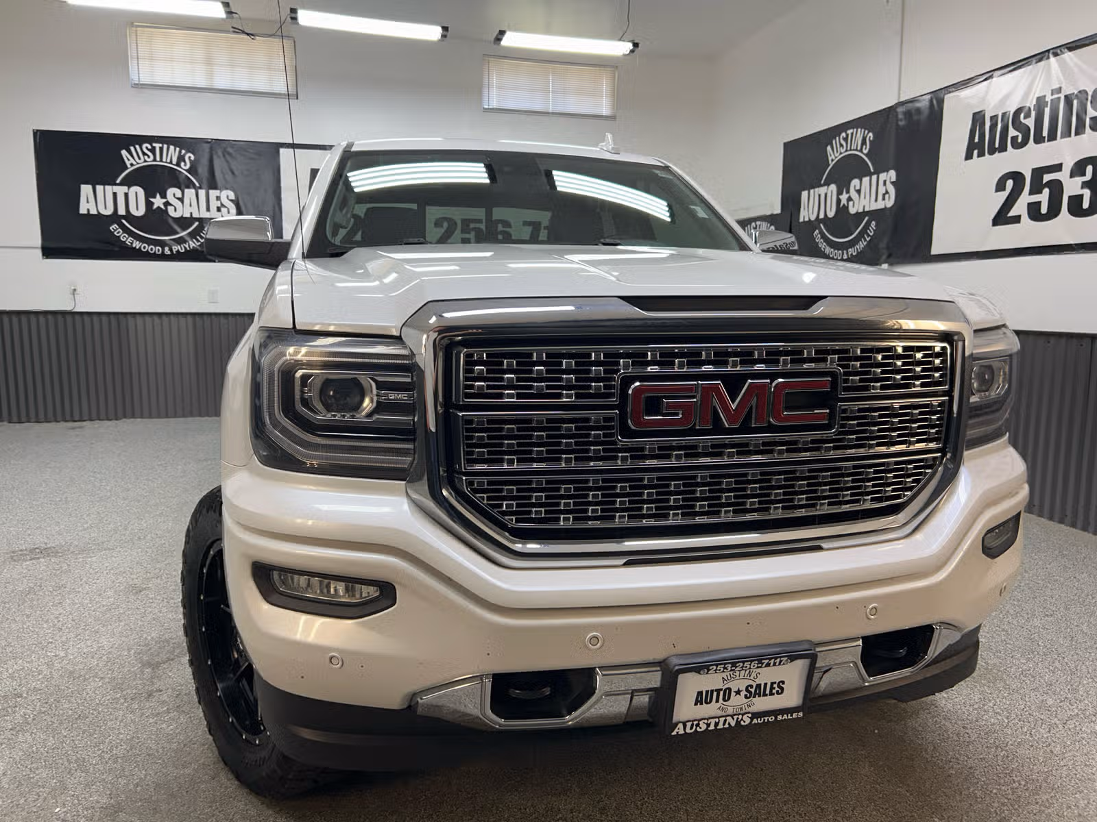 2017 GMC Sierra 1500 Denali Crew Cab Upper Image 2