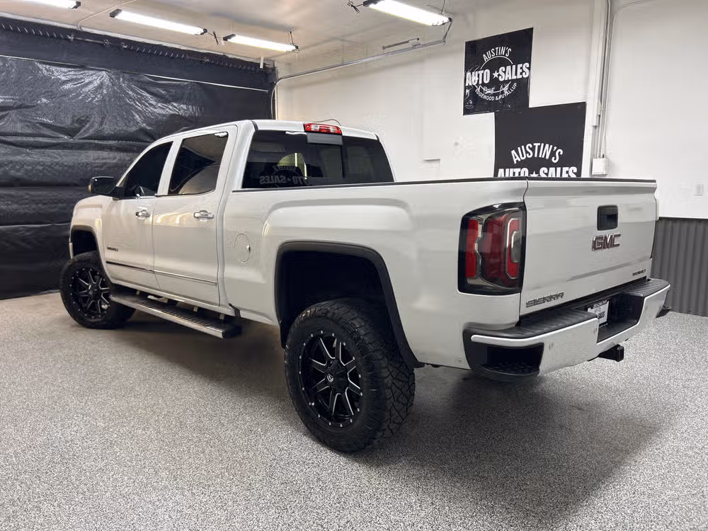 2017 GMC Sierra 1500 Denali Crew Cab Image 4