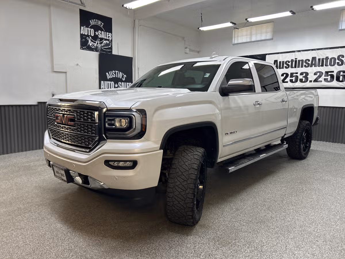 2017 GMC Sierra 1500 Denali Crew Cab Image 3