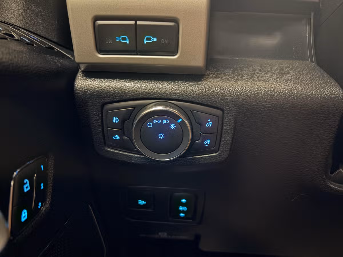 2019 Ford F-350 Super Duty Lariat Crew Cab Image 16
