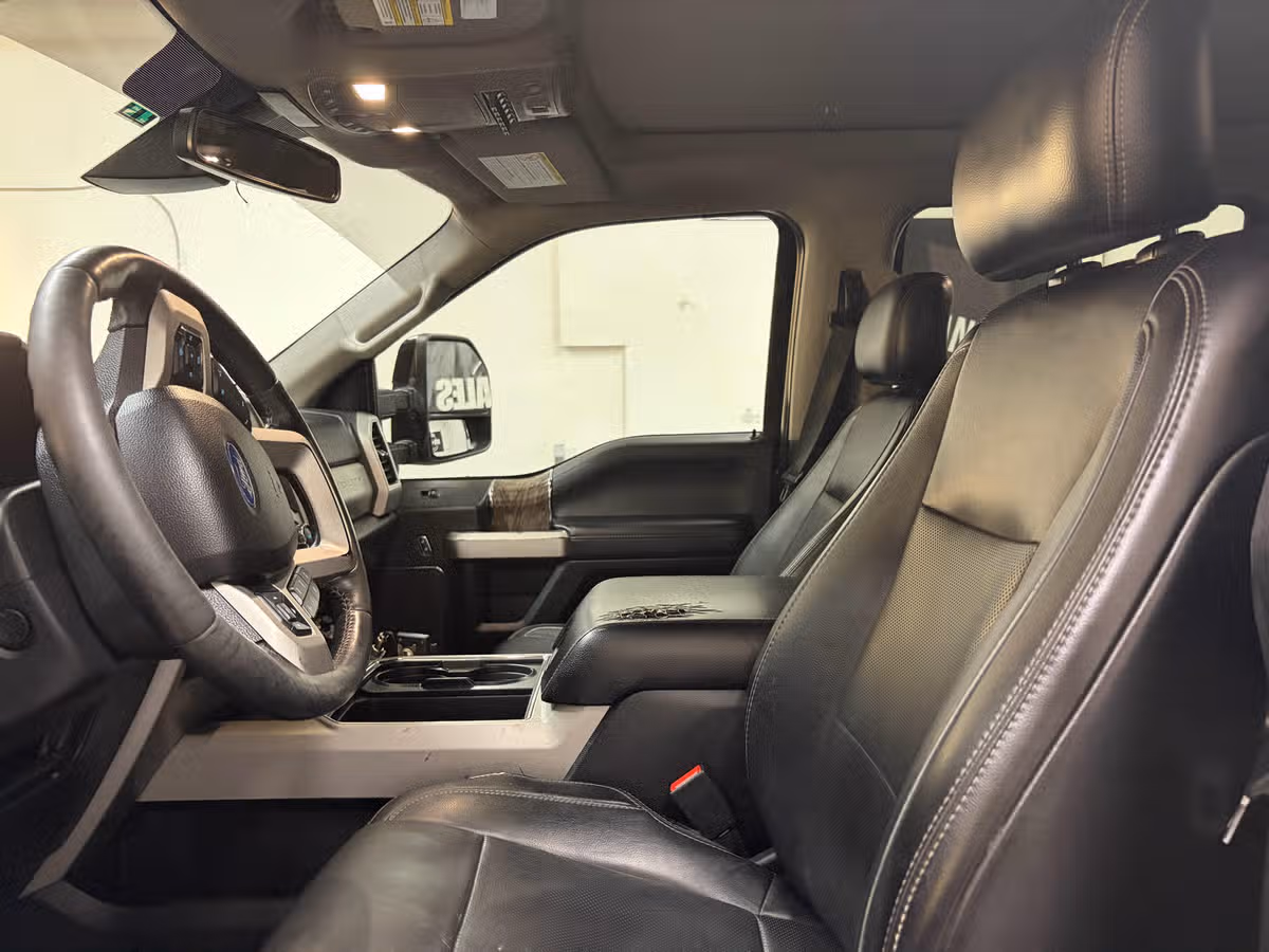 2019 Ford F-350 Super Duty Lariat Crew Cab Image 18